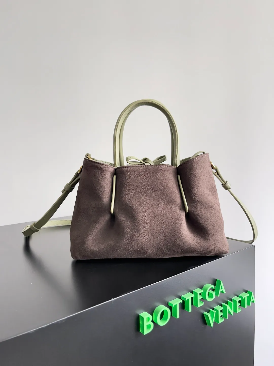 Batch 1660 BOTTEGA VENETA 2025 new product pinacoteca has super soft leather, and the weaving function, practicality and relaxed fashion sense have not fallen behind❤️‍🔥Amway has given sisters a must-have bag when going out. The size of the bag also accurately meets the commuting needs of urban beauties. It can accommodate mobile phones, keys, lipstick, powder, sunscreen, shopping bags...all of it! ! ! 🔥The capacity should not be underestimated~ It does not choose people, clothes, or occasions. With its majestic curved outline, exquisite woven texture, delicate edges and rounded handles, this woven vegetable basket bag truly achieves the goal of "dressing up and being fashionable without getting in the way"~ Are you interested in Jimei? Style number: 819004 Size: 24*15*12cm